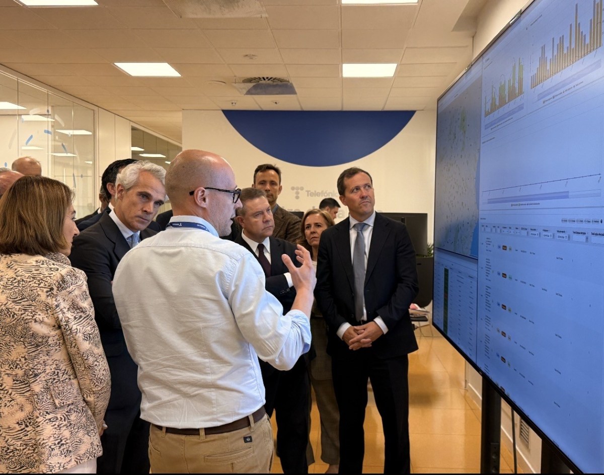 Gente alrededor de una pantalla viendo como funciona